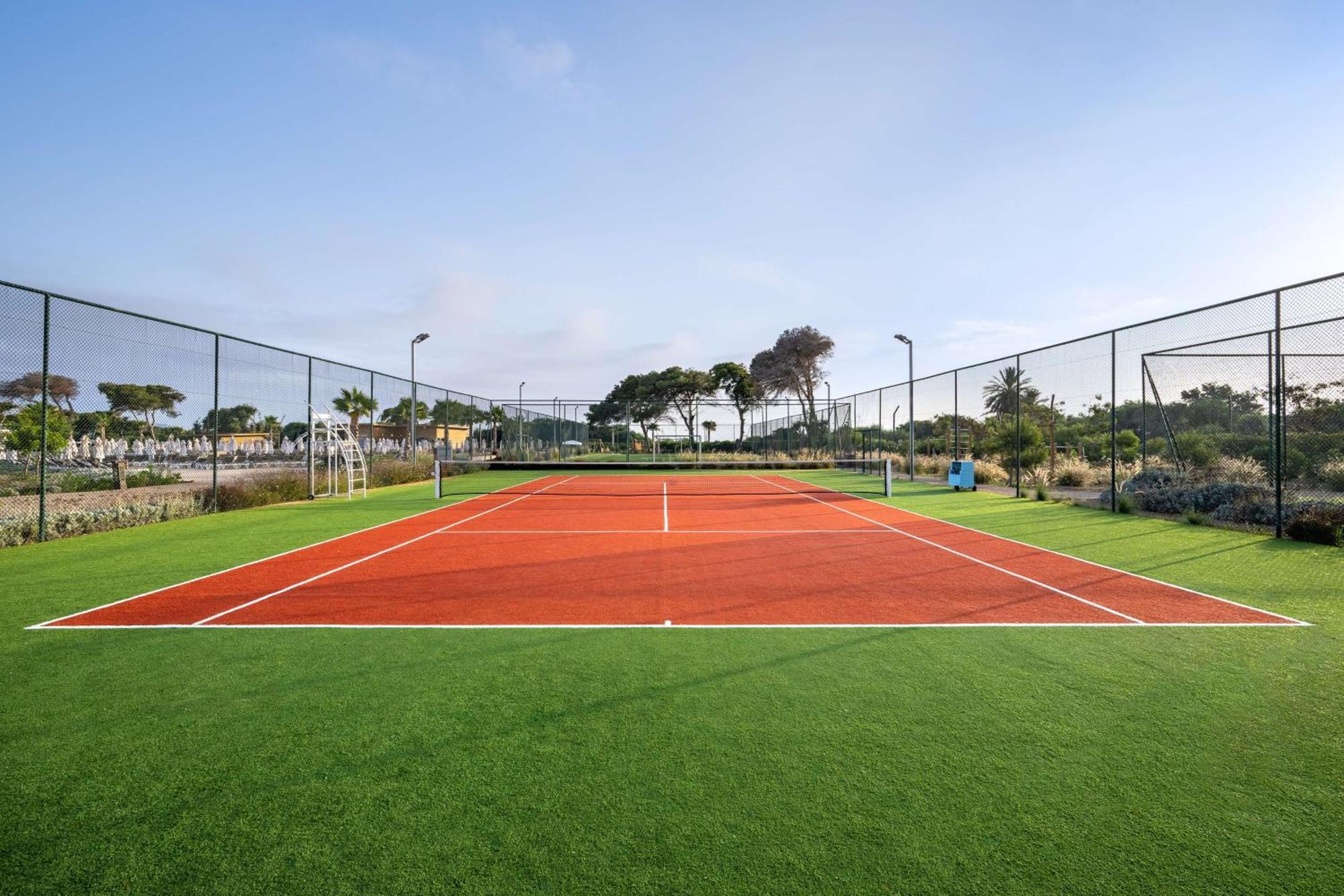 Radisson Blu Resort Al Hoceïma Exterior foto Tennis court