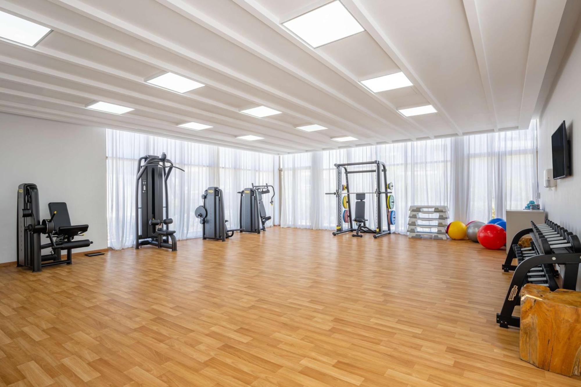 Radisson Blu Resort Al Hoceïma Exterior foto A gym at the University of Nicosia