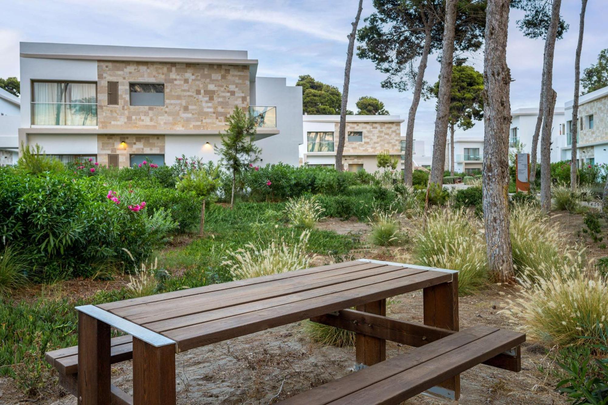 Radisson Blu Resort Al Hoceïma Exterior foto The campus of the University of Lleida